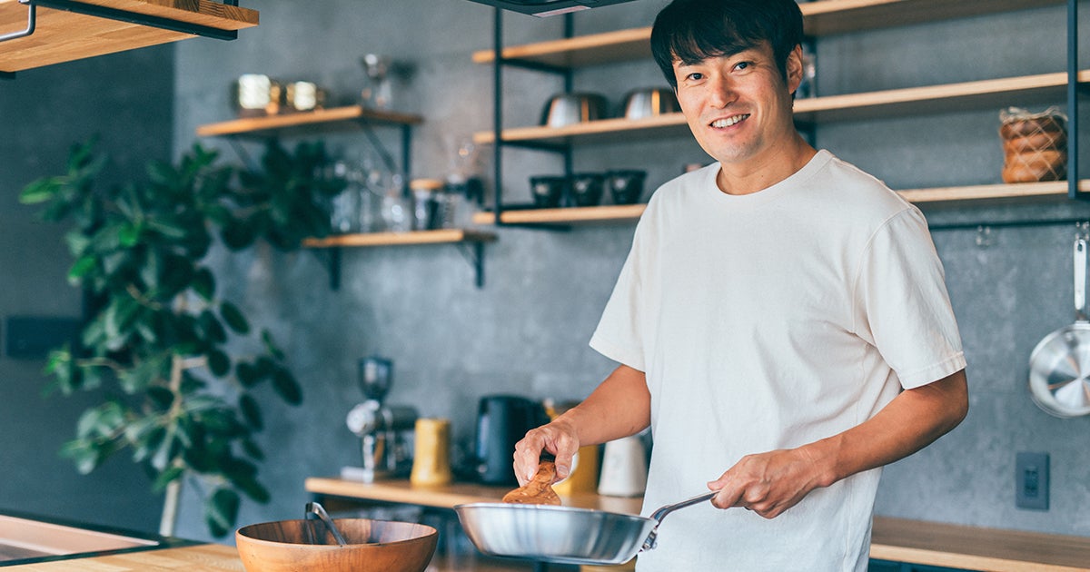 Pria Memasak Aneka Tumisan Ala Restoran