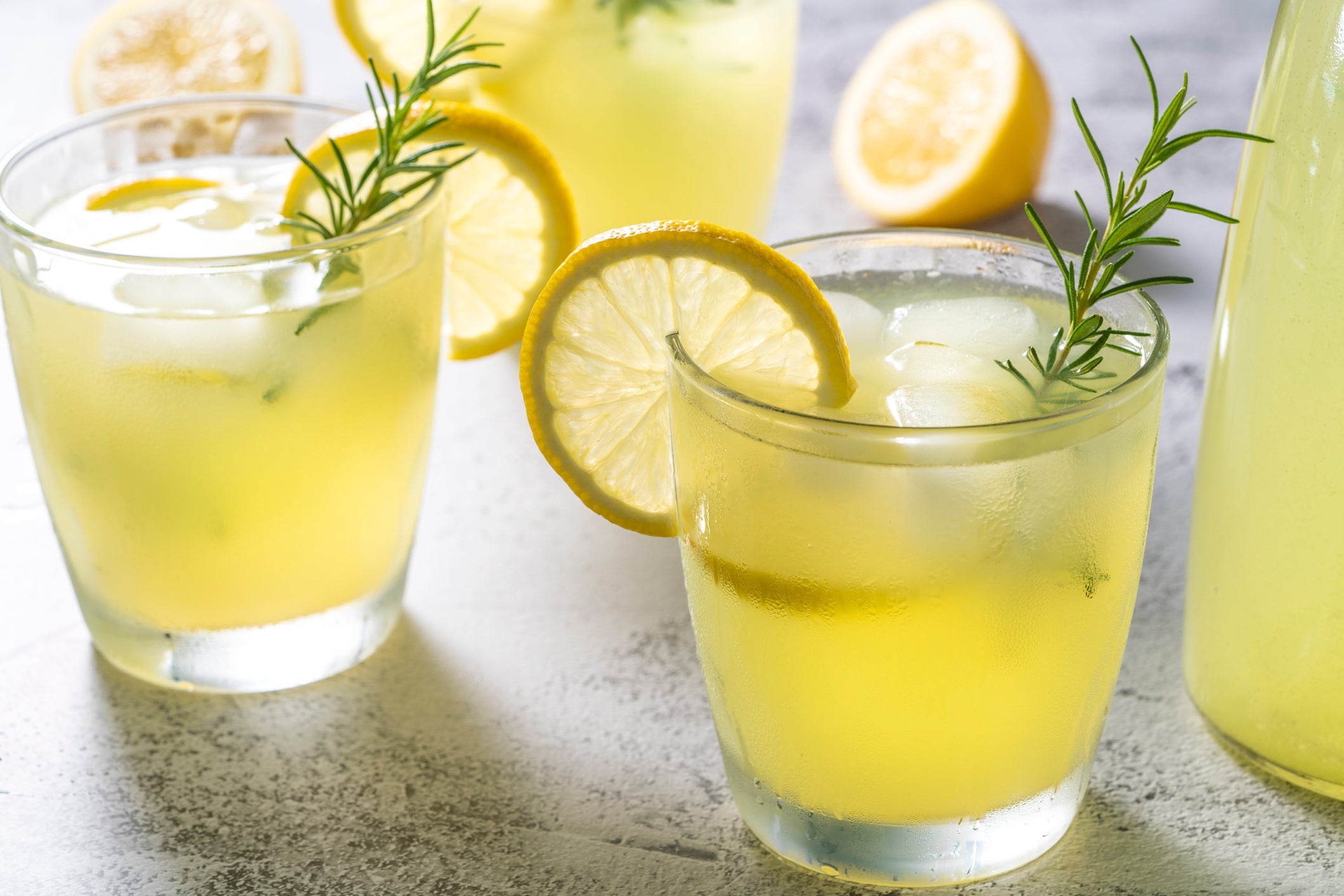 Dua gelas minuman lemonade Nestle Professional