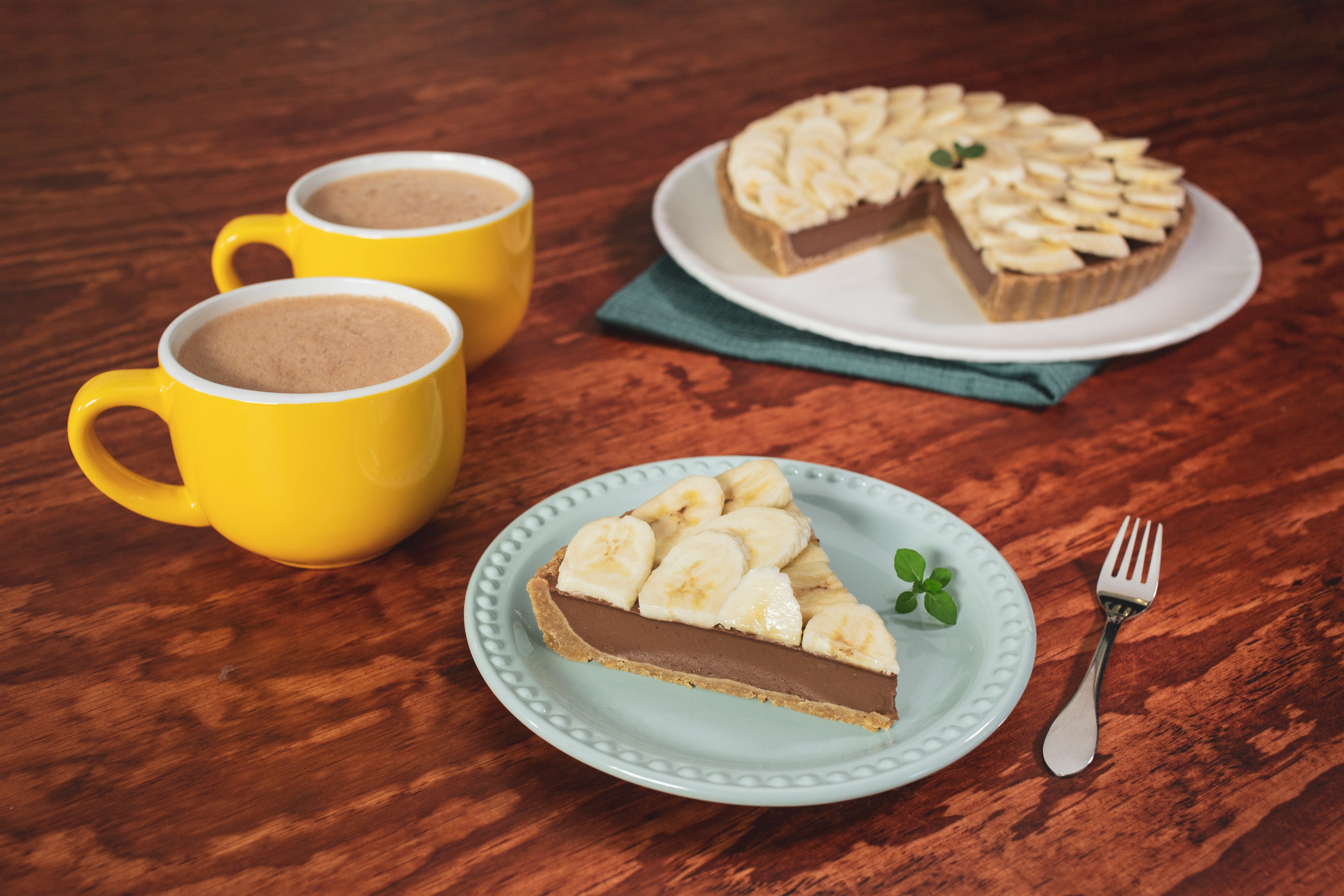 kue coklat dengan dua cangkir minuman coklat panas