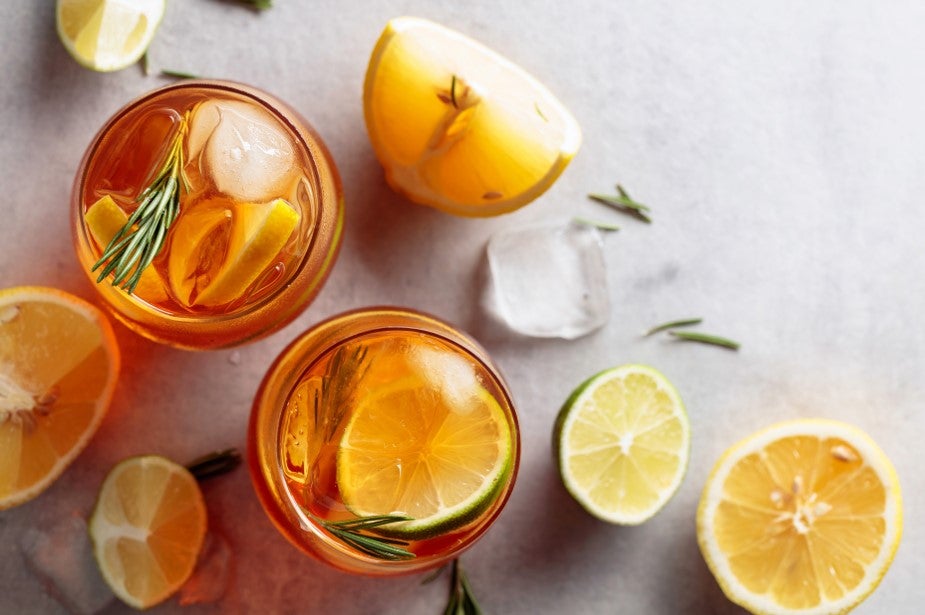 Dua gelas minuman lemon tea