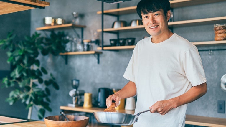Pria Memasak Aneka Tumisan Ala Restoran