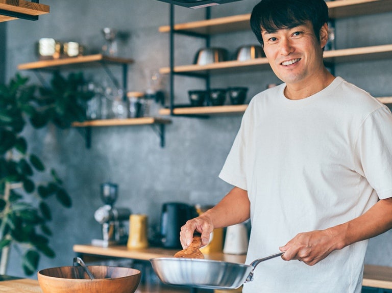 Pria Memasak Aneka Tumisan Ala Restoran